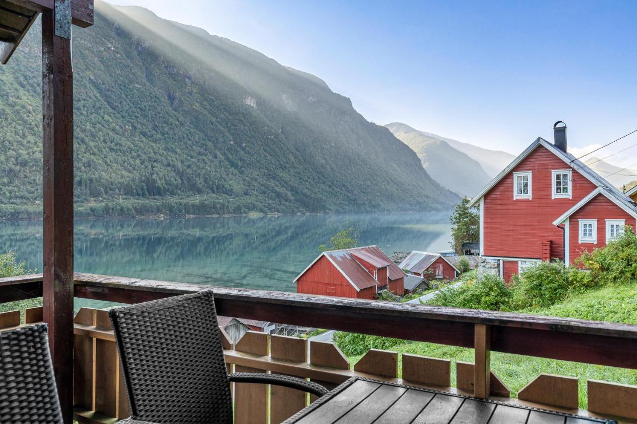 Cabin Alongside The Beautiful Fjaerlandsfjord Εξωτερικό φωτογραφία