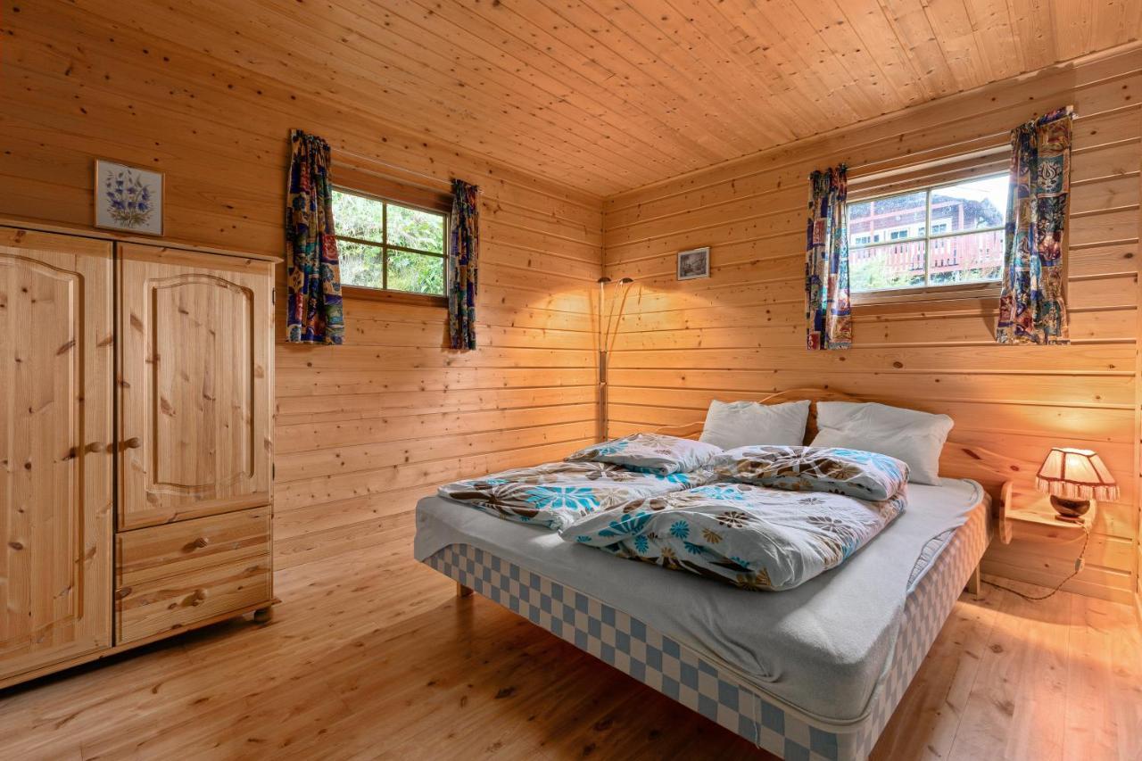 Cabin Alongside The Beautiful Fjaerlandsfjord Εξωτερικό φωτογραφία