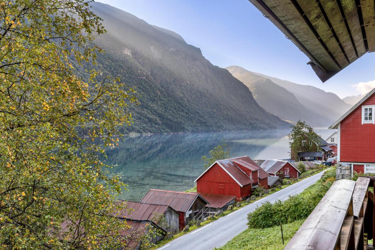 Cabin Alongside The Beautiful Fjaerlandsfjord Εξωτερικό φωτογραφία