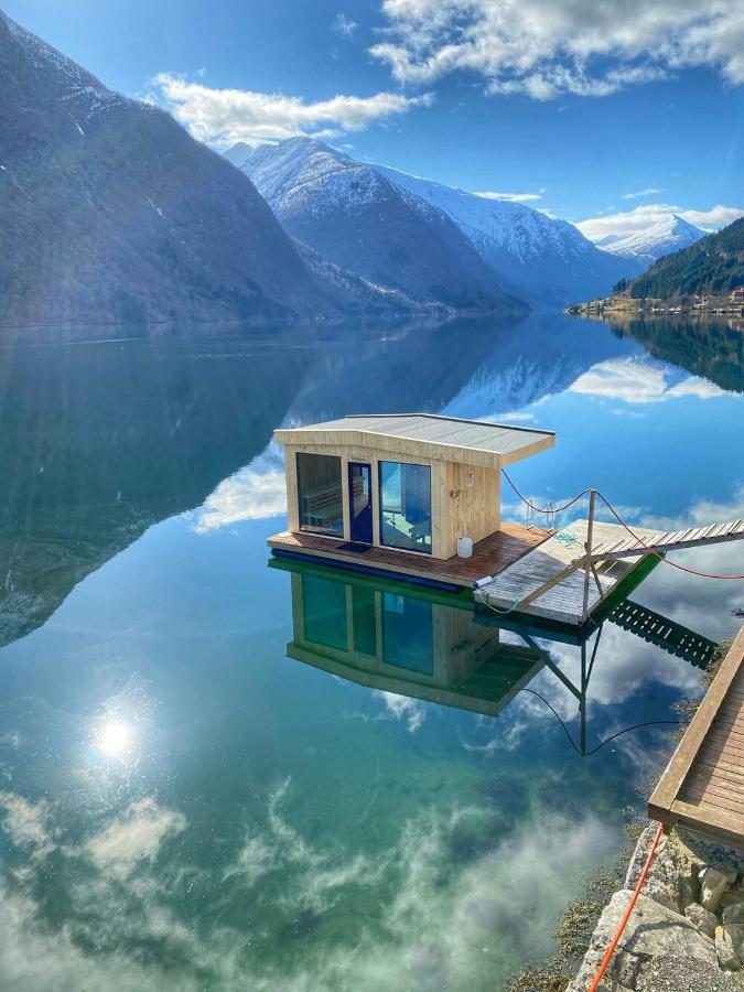 Cabin Alongside The Beautiful Fjaerlandsfjord Εξωτερικό φωτογραφία