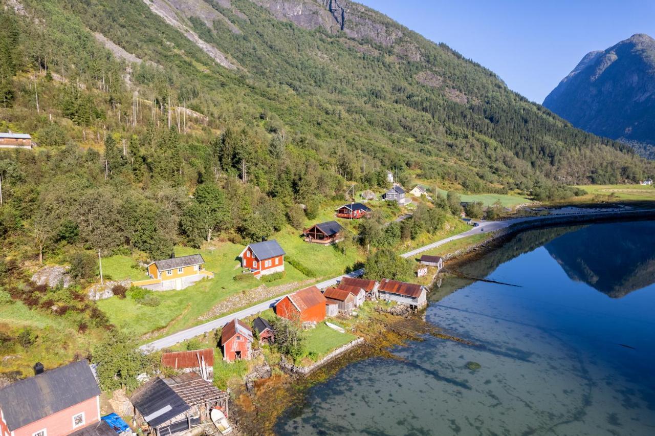 Cabin Alongside The Beautiful Fjaerlandsfjord Εξωτερικό φωτογραφία